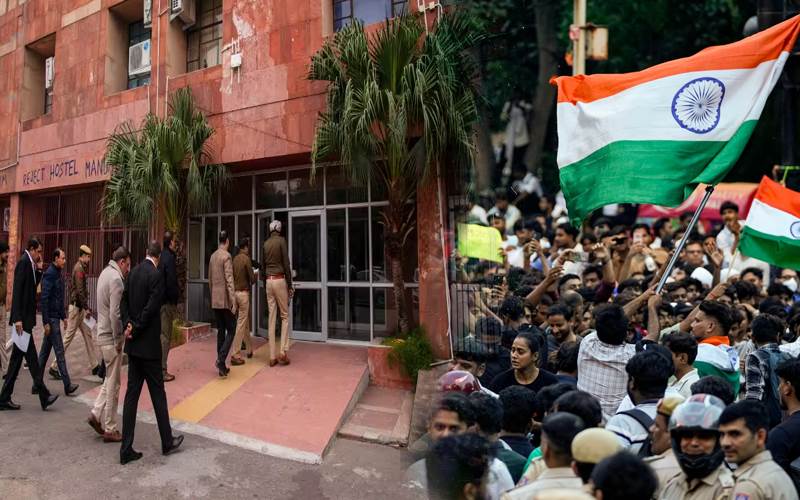 احتجاج میں شامل ہونے پر طالب علم کے خلاف کارروائی، 5 لاکھ روپے جرمانہ